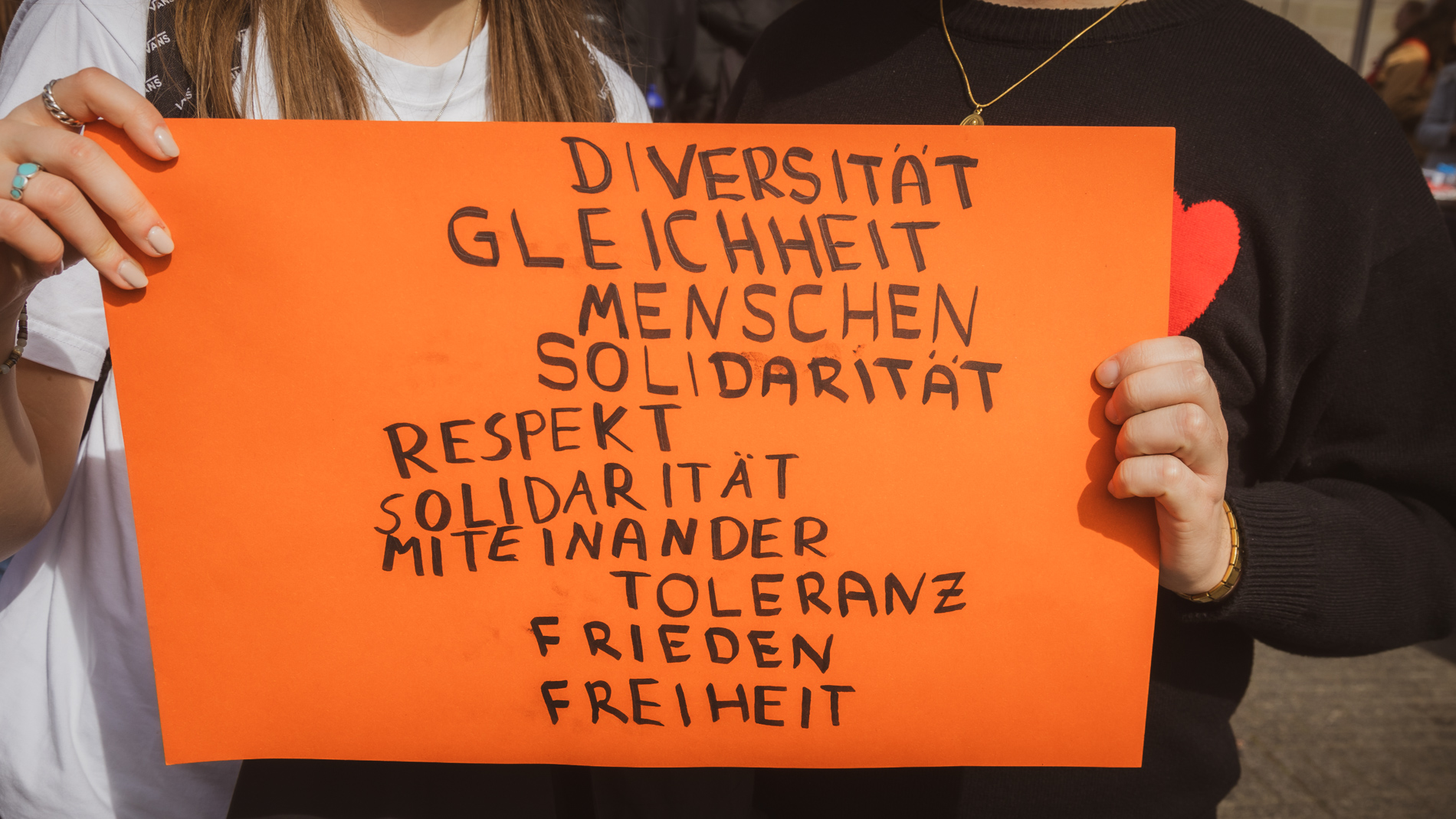 Schild aus Menschenkette 21.03.2025